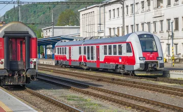 ZSSK vychádza cestujúcim na východe v ústrety, vďaka tejto zmene stihnú prestúpiť do autobusov