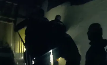 VIDEO: Košičan utiekol pred políciou, neuveríte, kde ho našli. Výsluchu z dôvodu podozrenia z lúpeže sa nevyhol