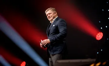 Fico letel na oslavy MDŽ na východe vládnym špeciálom, opozícia zúri a hovorí o papalášizme