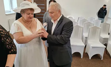 FOTO: Láska kvitne v každom veku, svoje o tom vedia aj zaľúbenci z obce Úbrež, diskusiu okamžite rozpútali šaty nevesty