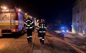 Bytovku v obci pri Spišskej pohltili šľahajúce plamene, na mieste pomáhali hasiči matke s deťmi dostať sa do bezpečia