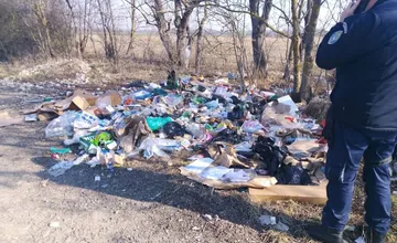 FOTO: V Trebišove nahlásili ľudia čiernu skládku. Polícia začala hneď pátrať po jej autorovi