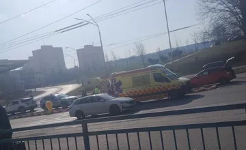 Pod kolesami auta skončil ďalší človek, Jaguár zrazil na priechode pre chodcov na KVP chodkyňu