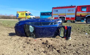 Posádka skončila na Zemplíne s autom v poli prevrátená na boku, dvaja seniori sa z neho nevedeli dostať von