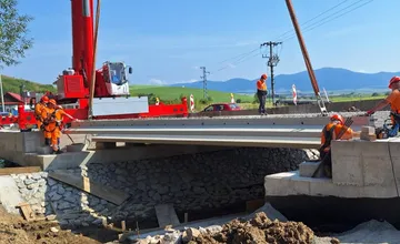 FOTO: Mesiace sa pozerali na hotový most, no nemohli po ňom jazdiť. Spišiaci sa konečne dočkali