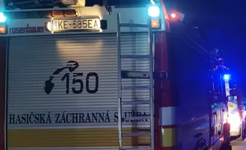 Hasiči počas noci zasahovali pri požiari chaty v košickej Šaci, malo dôjsť aj k výbuchu