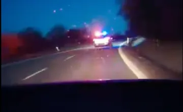 VIDEO: Išlo o sekundy. Policajti z Bidoviec prispeli k záchrane života muža, ktorý po operácii silno krvácal