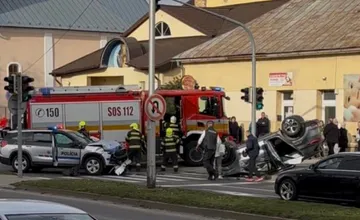 VIDEO: Michalovcami otriasla vážna nehoda pri kostole, Kiu zmietlo rútiace sa policajné auto, ako dopadli posádky áut?