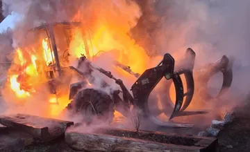 FOTO: V expedičnom sklade na východe pohltili plamene pracovné stroje, škody sú nemalé