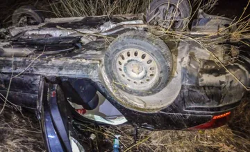 FOTO: Len štrnásťročný chlapec sa na Spiši prevrátil s autom na strechu, viezol tínedžerky, ktoré sa ťažko zranili