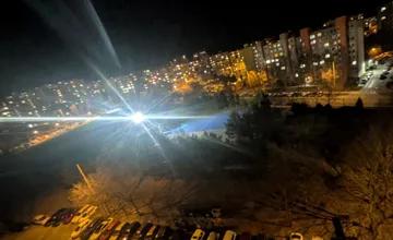 Na Ťahanovciach obyvateľom nedal spávať silný reflektor, kritika sa hrnula na starostu, ten situáciu rázne vyriešil