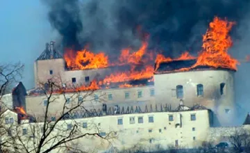 VIDEO: Krásna Hôrka si pripomenula ničivú pohromu, ľuďom ostali pri pohľade na šľahajúce plamene len oči pre plač