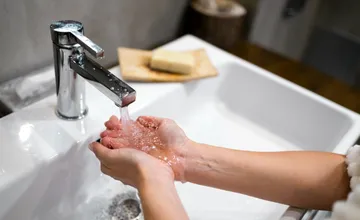 Východniari sa klepnú po vrecku, vodárne zvýšili cenu vodného a stočného. Koľko po novom zaplatíte?