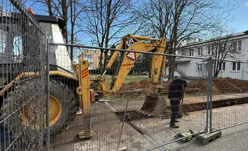 Do obce v okolí Košíc dorazili stavebné stroje, vedenie obce prosí miestnych, aby neparkovali pred úradom. Prečo?