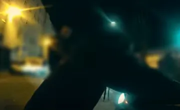 VIDEO: Muž sa vlámal do potravín v Košiciach, ukradol niekoľko fliaš alkoholu a odišiel. Z lupu sa dlho neradoval