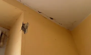 Obyvatelia bytovky v Košiciach pocítili otrasy, opadala im omietka a zjavili sa praskliny, koho za to vinia?