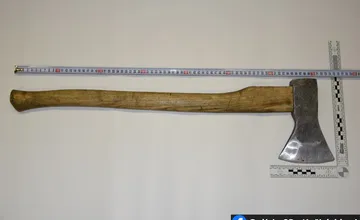 Neznámy muž sa dobýjal do bytu v Spišskej Novej Vsi, majiteľ mu sekerou zaťal do hlavy