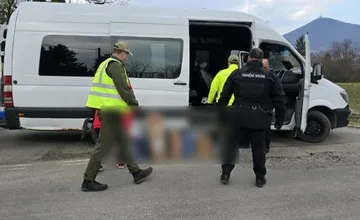 FOTO: Colníkom na východe skoro vypadli oči: Muž chcel v palubnej doske auta prepašovať 450-tisíc...