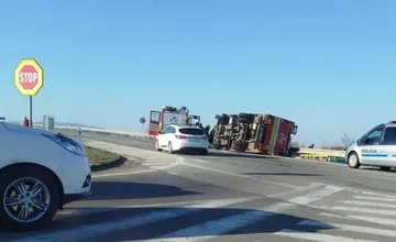 VIDEO: Policajná naháňačka pri Trebišove skončila nehodou hasičov, s vozidlom sa prevrátili na bok