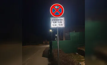 Krompašania diskutujú o novej zákazovej značke, suseda odkazuje autorovi, aby si šiel pozrieť kolóny do Košíc