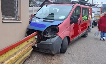 Na východe havarovala dodávka s deťmi, čelne narazila do budovy, hlásili ranených 