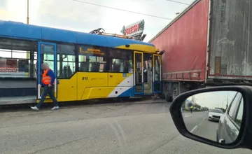 FOTO: V košickej Barci sa zrazila električka s kamiónom, cestujúcich odviezli náhradné autobusy