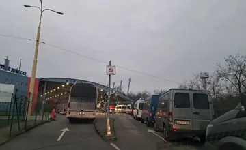 Kamionisti uviazli na Zemplíne pred ukrajinskou hranicou, v niekoľkokilometrovej kolóne môžu čakať až 24 hodín