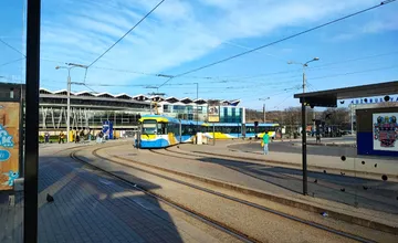 Agresívny muž napádal okoloidúcich pred košickou stanicou, policajti vytvorili živý štíť, aby ochránili mladých chlapcov