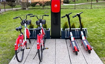 Zdieľané kolobežky sú späť v uliciach Košíc, bicyklom je nateraz koniec, končili vyhodené vo vode