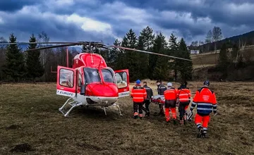 Sekundy rozhodovali o záchrane života. Muž spadol do potoka v Nálepkove, utrpel vážne zranenie hlavy a silno krvácal