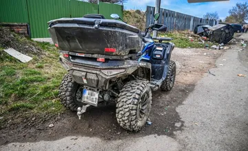 Tínedžer nabúral v Spišskej so štvorkolkou do kontajnera, jeho rovesníka ratovali záchranári