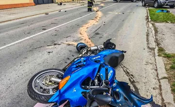 Motorkár bez vodičáku dostal na východe šmyk a narazil do obrubníka, so zraneniami skončil v nemocnici