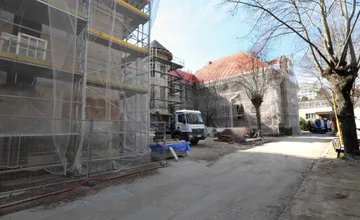 Košická nemocnica sa vo veľkom pustila do veľkej rekonštrukcie, nového šatu sa dočkajú aj chátrajúce historické budovy 