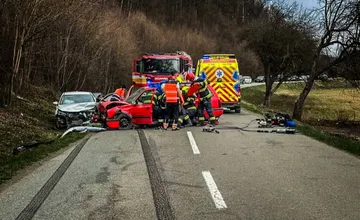 Medzi Medzevom a Jasovom sa zrazili dve autá, ostali v nich zakliesnení pasažieri, zasahoval aj záchranársky vrtuľník