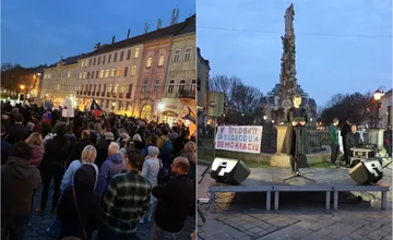 VIDEO: Námestie v Košiciach zaplnili desiatky protestujúcich. Študenti zvonia na poplach kvôli situácii v krajine
