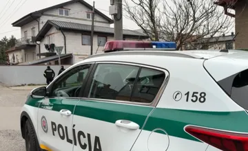 Do rodinného domu v Spišskej Novej Vsi vtrhli kukláči, zadržali dvoch ľudí