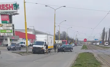 V Barci pri Freshi sa zrazila dodávka s autom, vodiči to musia obísť