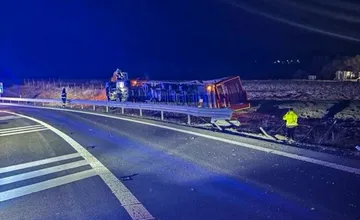 Poľský kamionista sa na kruháči pri Bidovciach prevrátil s kamiónom, dychová skúška vybila policajtom dych