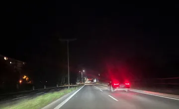 Nefunkčné osvetlenie na Slaneckej ceste v Košiciach ohrozuje vodičov a chodcov, mesto zasahuje, zhotoviteľ mlčí