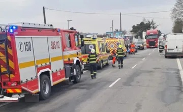 Pre čelnú nehodu v Michalovciach uzavreli celý úsek cesty, zranených vodičov previezli do nemocnice
