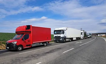 Kamióny smerujúce k hraniciam vo Vyšnom Nemeckom odstavuje polícia už v Michalovciach. Aká je čakacia doba?