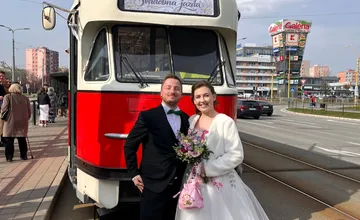 Košickí vodiči električiek Rišo a Janka si povedali vytúžené áno a k oltáru sa odviezli historickou električkou