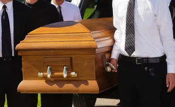 Vodiči v Michalovciach neverili vlastným očiam, pohrebný sprievod zablokoval križovatky, prechádzal aj na červenú