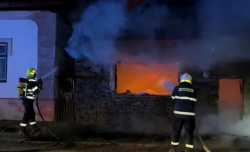 FOTO: Na Spiši došlo v noci k tragédii, do tla vyhorel rodinný dom aj napriek obrovskej snahe hasičov