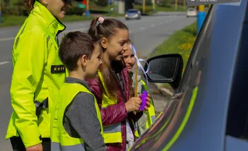Kto dostane sladkú odmenu a kto korbáčom? Policajti s deťmi v stredu vyrazia na cesty, budú striehnuť na vodičov