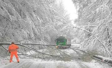 Cestou do Košíc uviazli vodiči v kolónach až na hodinu, na Soroške zas havaroval kamión, na východe aj nasnežilo