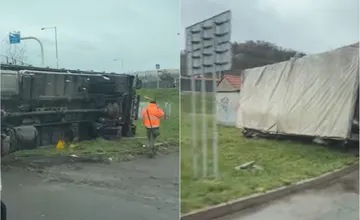 Na výjazde z Južného nábrežia v Košiciach sa prevrátil nákladiak, predná časť zasahovala do cesty (VIDEO)