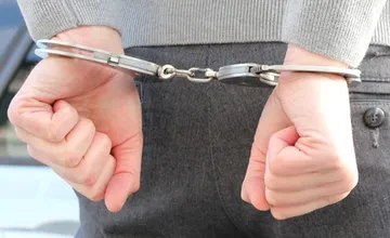 Pri Rožňave sa po dvoroch pohybovali zlodeji v kuklách, pokus o útek im zmarili policajti a skončili v putách