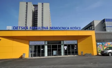 Ambiciózna nadstavba košickej nemocnice má trhliny. Detským lekárom vypovedali nájom, tí musia hľadať nové priestory