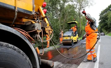 Pri Rožňave sa cestári pustili do opravy frekventovaného úseku, starý asfalt zrecyklujú a nový vyrobia na mieste